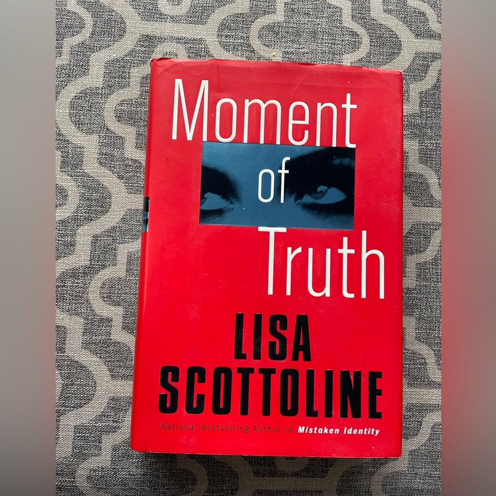 {Moment of Truth} by Lisa Scottoline - Hardcover